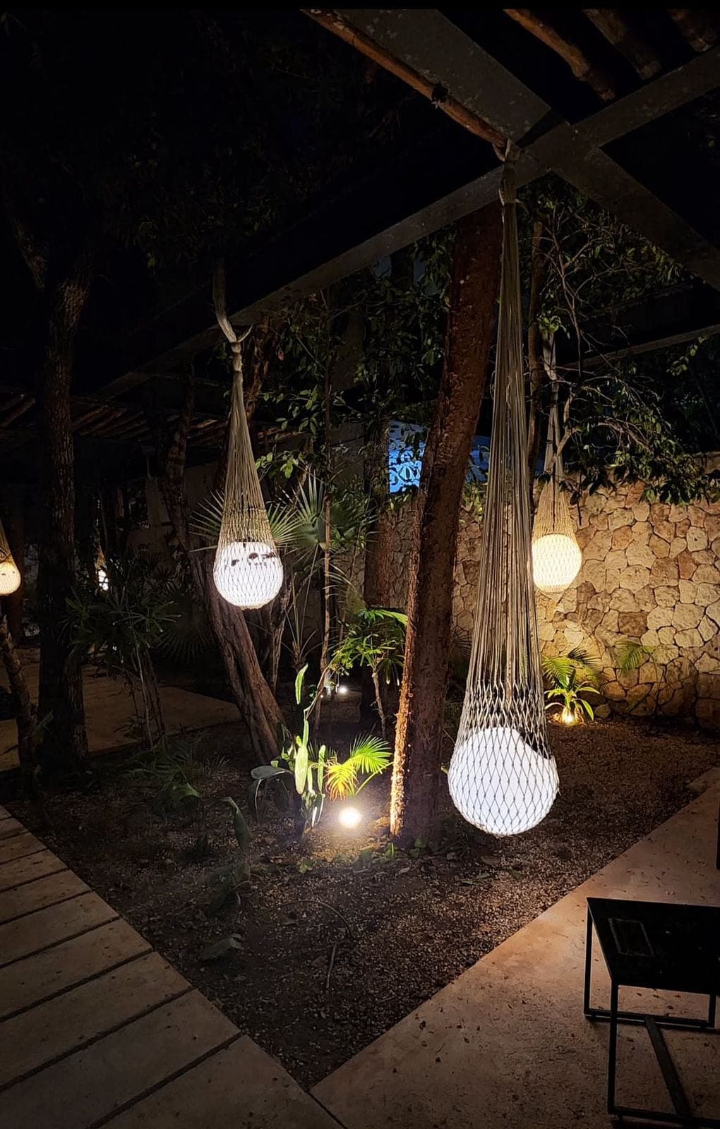 Péndulos macramé iluminados en jardín exterior