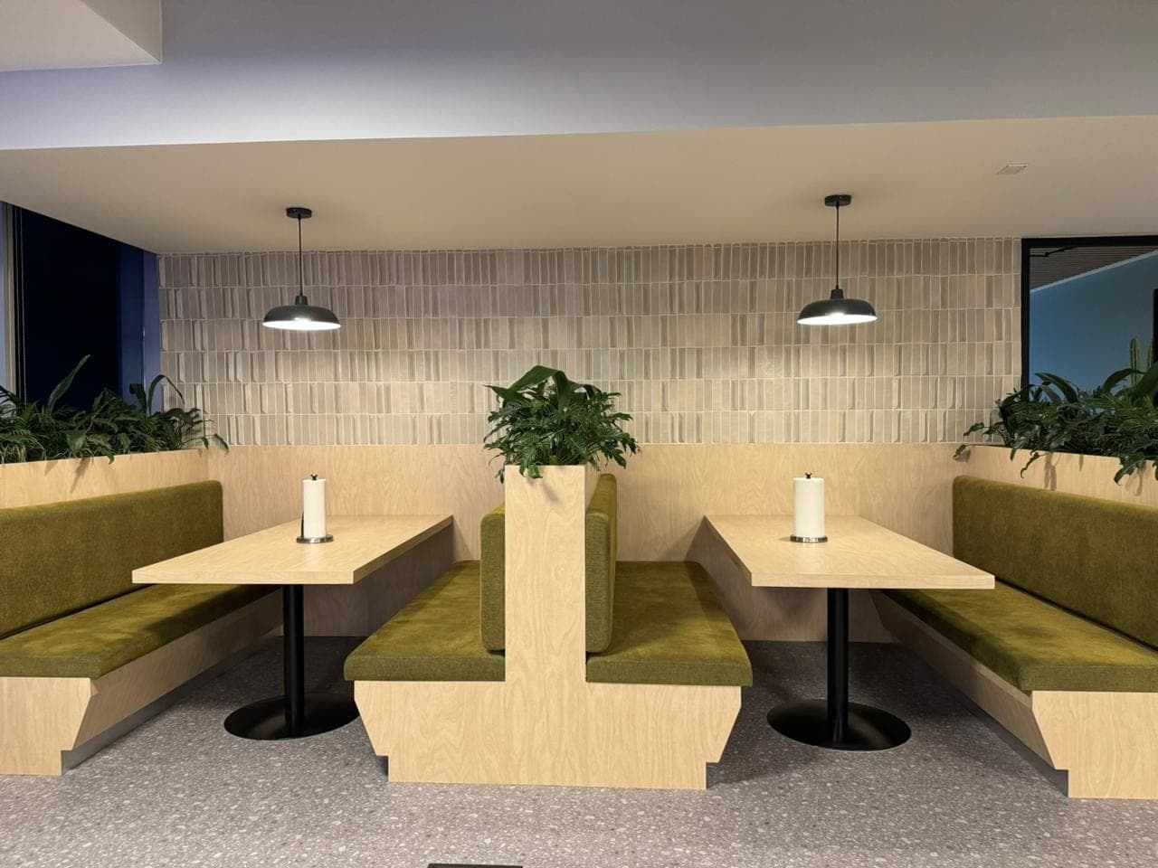 Booth de hospitalidad con domos colgantes y azulejo blanco
