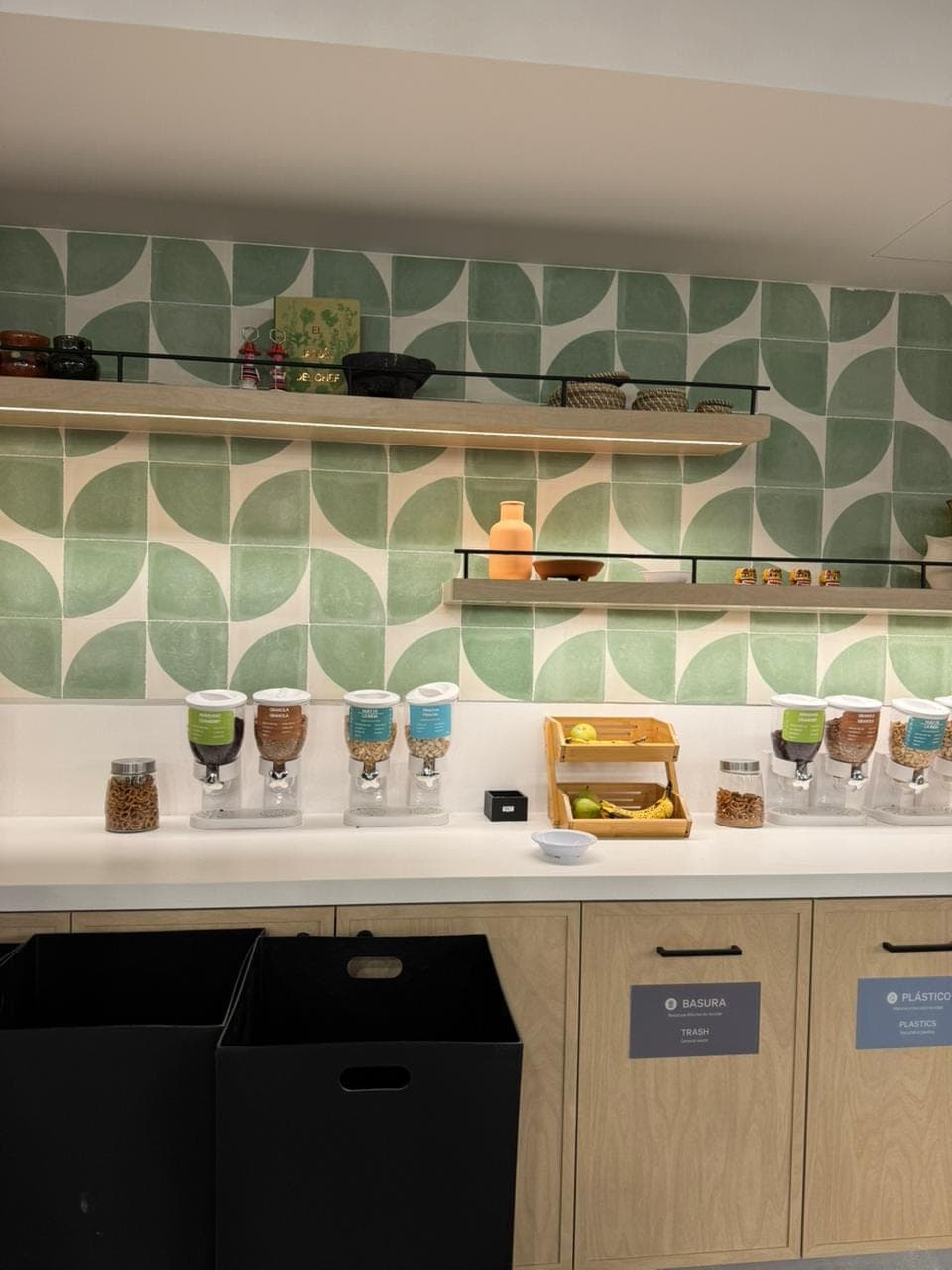 Pantry corporativa con azulejo geométrico verde